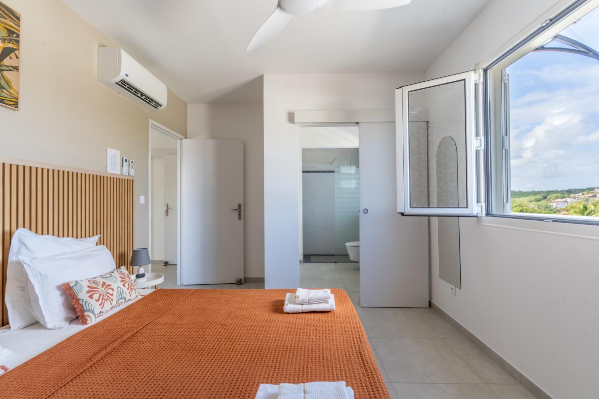 chambre-3-double-avec-salle-de-douche-attenante (2)